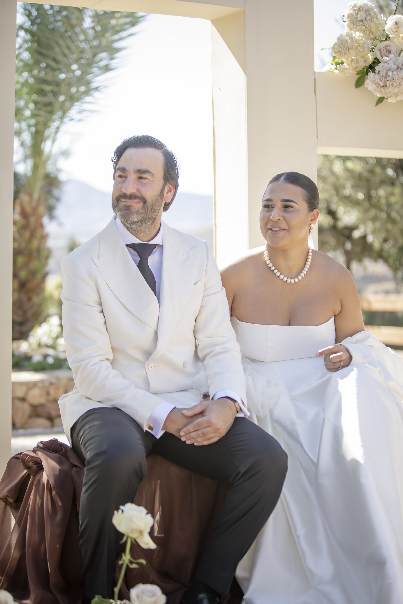 Brautpaar vor dem Traubogen, Hacienda Hochzeit Andalusien