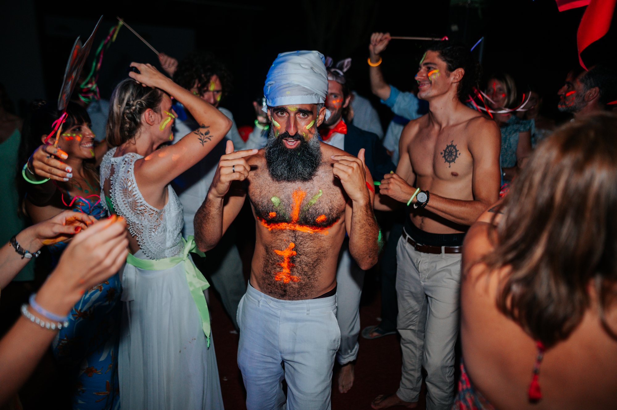 Flashmob unter Schwarzlicht, Bräutigam mit Neonfarbe, Almería