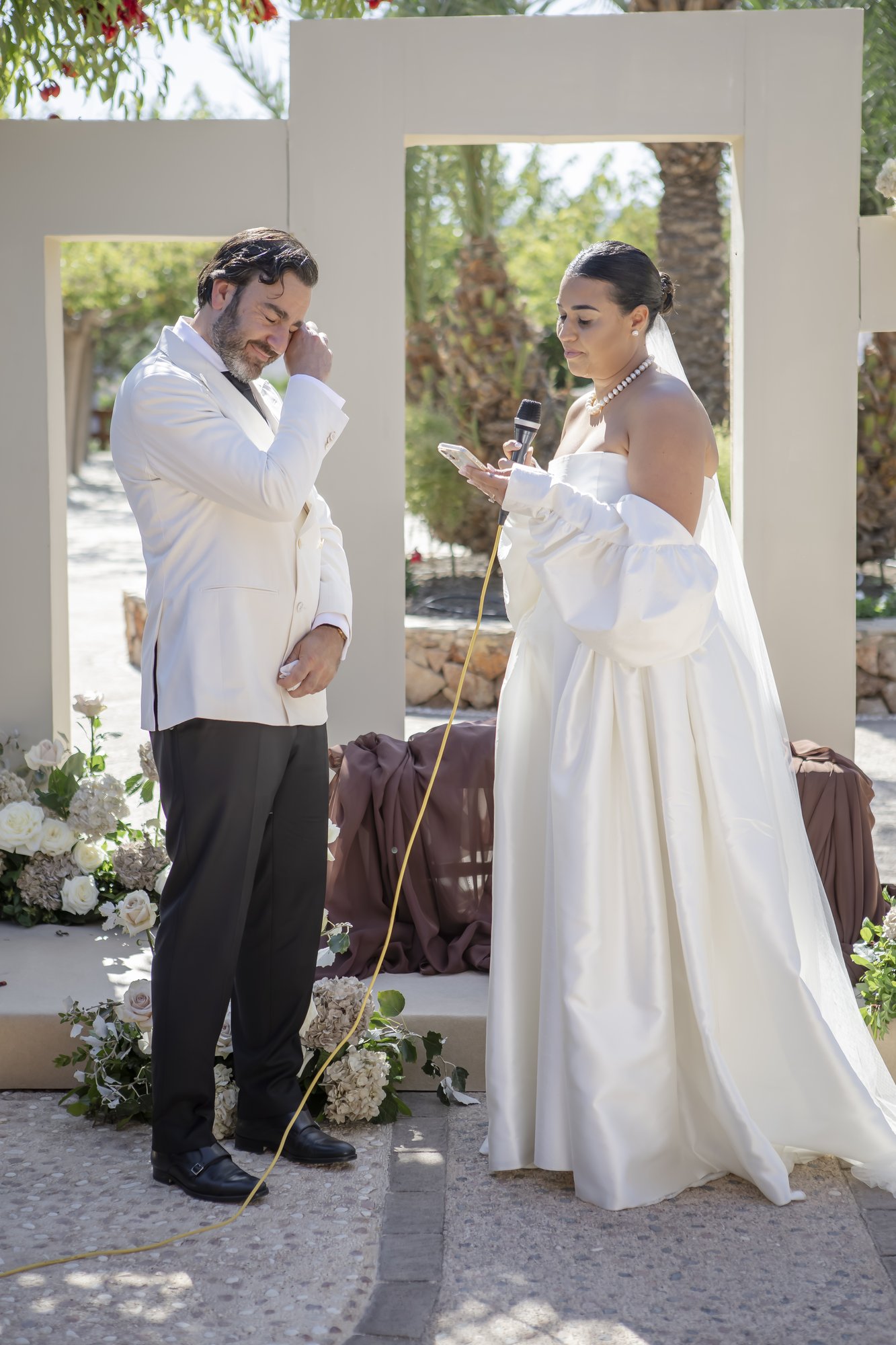 Bräutigam wischt sich beim Eheversprechen eine Träne weg, Hacienda Hochzeit Andalusien