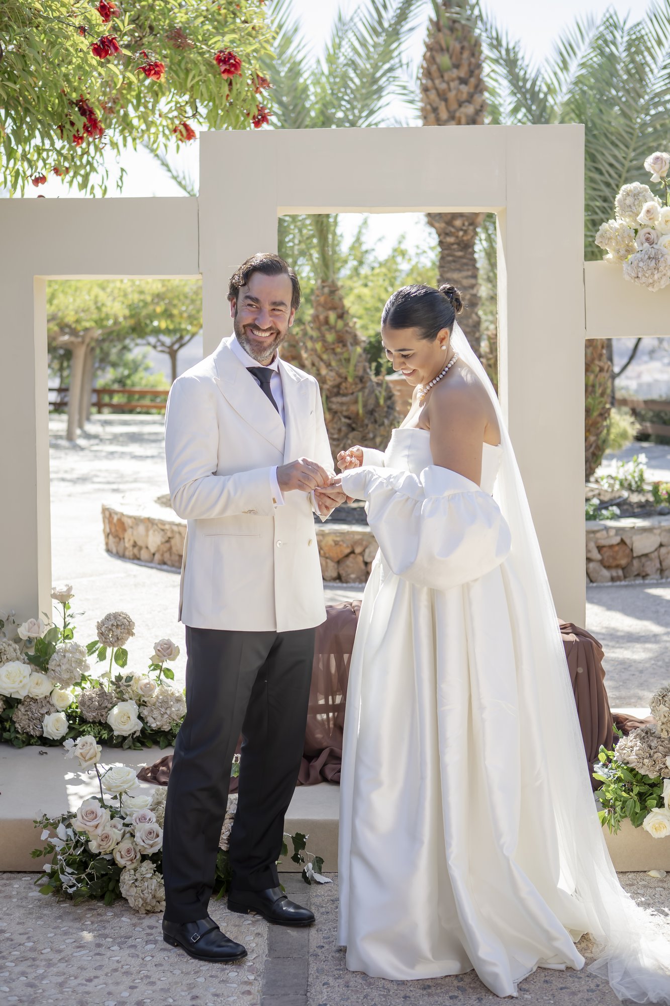 Brautpaar lacht beim Ringtausch, Hacienda Hochzeit Andalusien