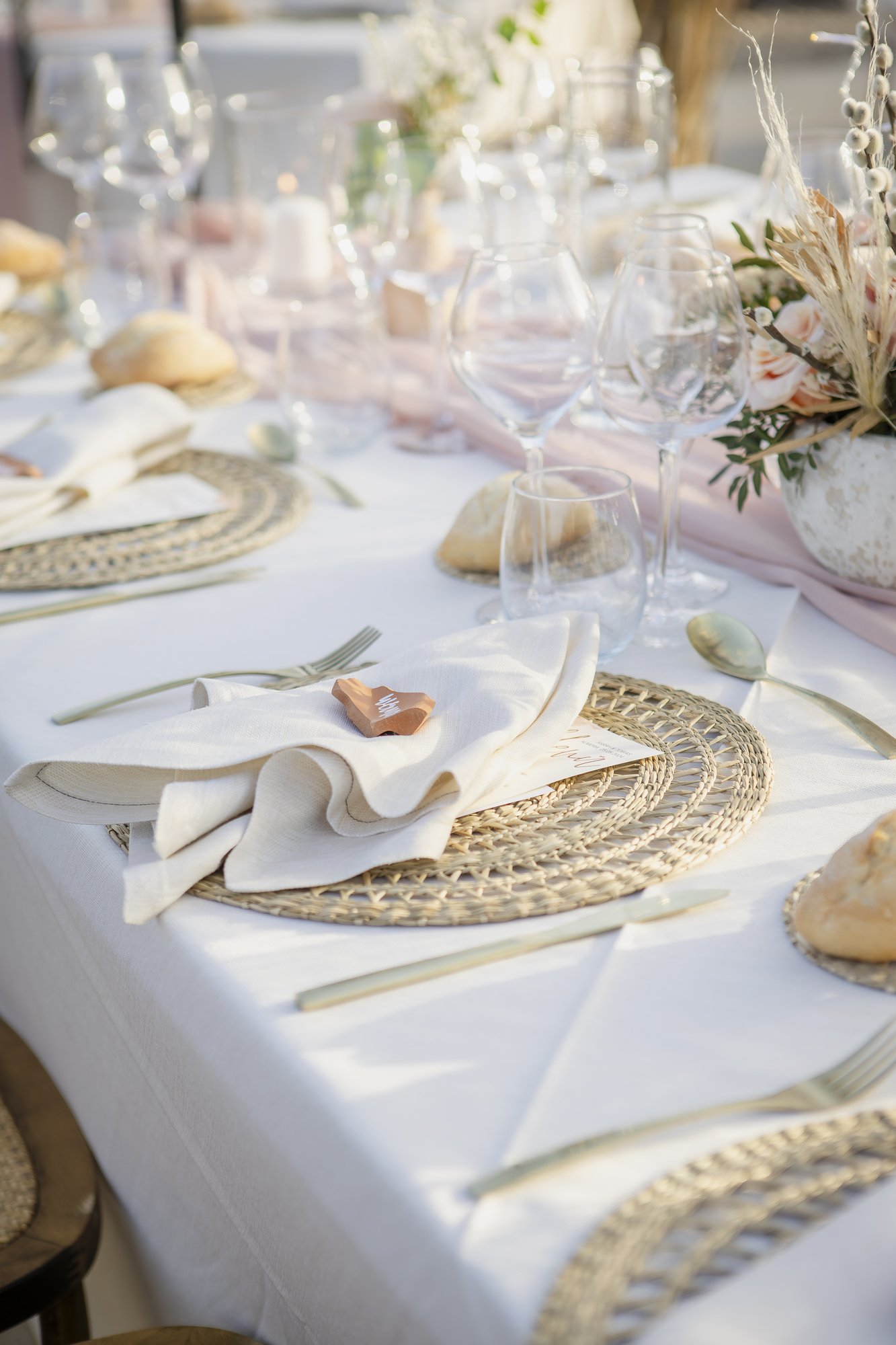 Set table with linen and gold cutlery, wedding Agua Amarga