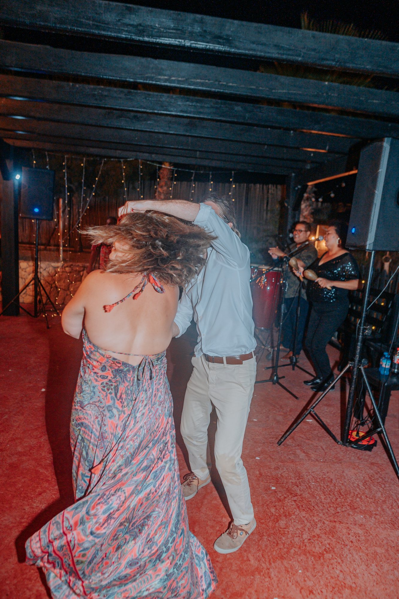 Gäste tanzen Salsa vor der Liveband Soneros de Ley