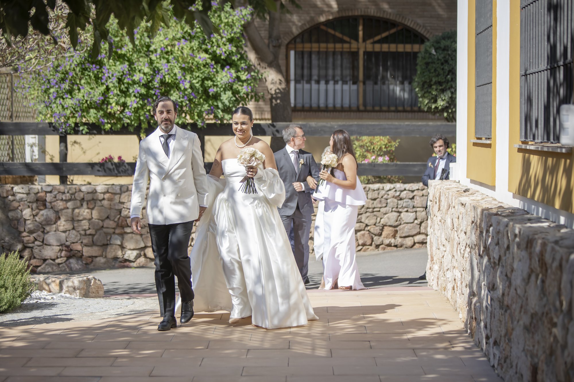 Brautpaar kommt zum Aperitivo an der Hacienda an, Hacienda Hochzeit Andalusien