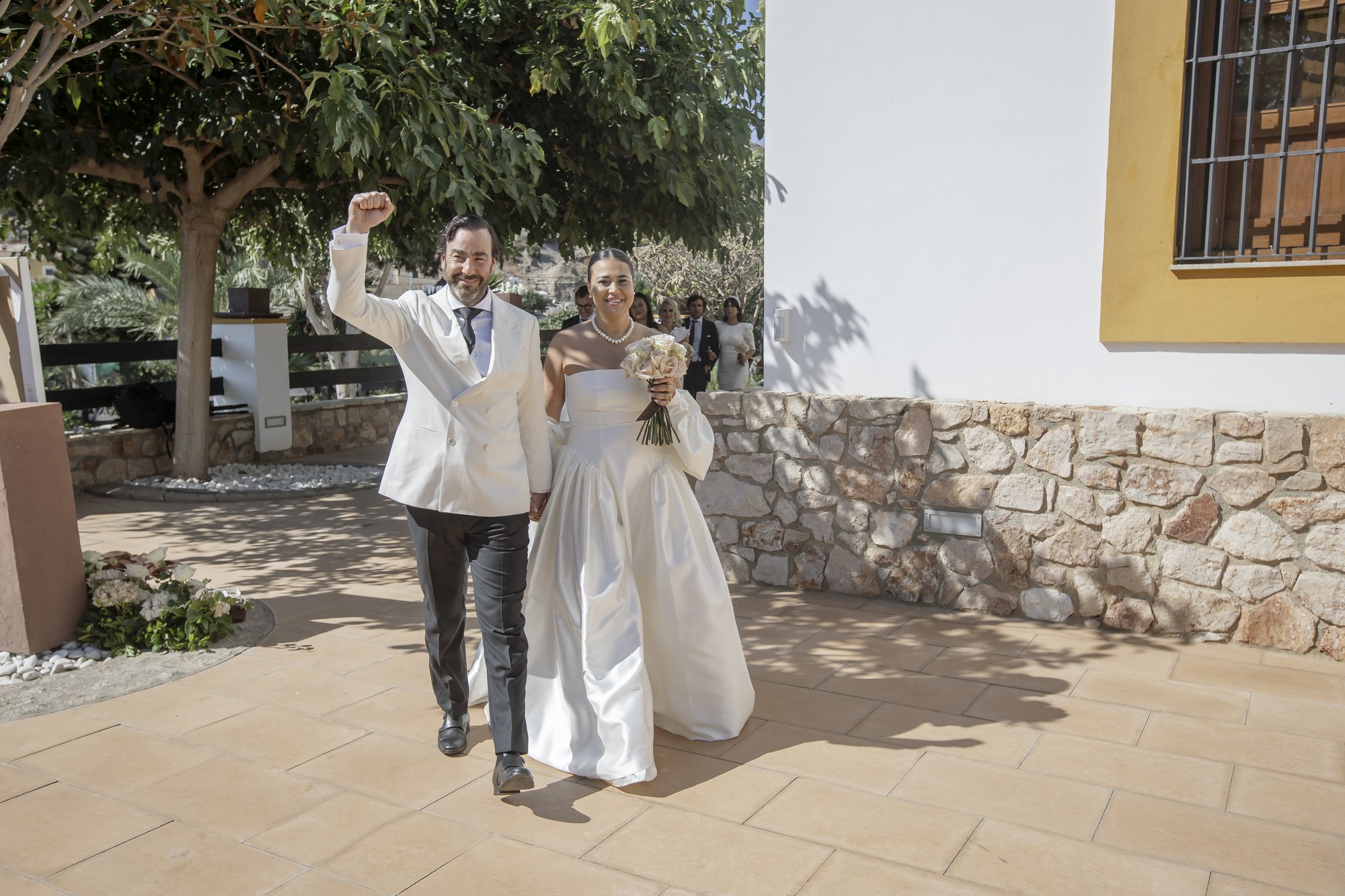Bräutigam jubelt bei der Ankunft zum Aperitivo, Hacienda Hochzeit Andalusien