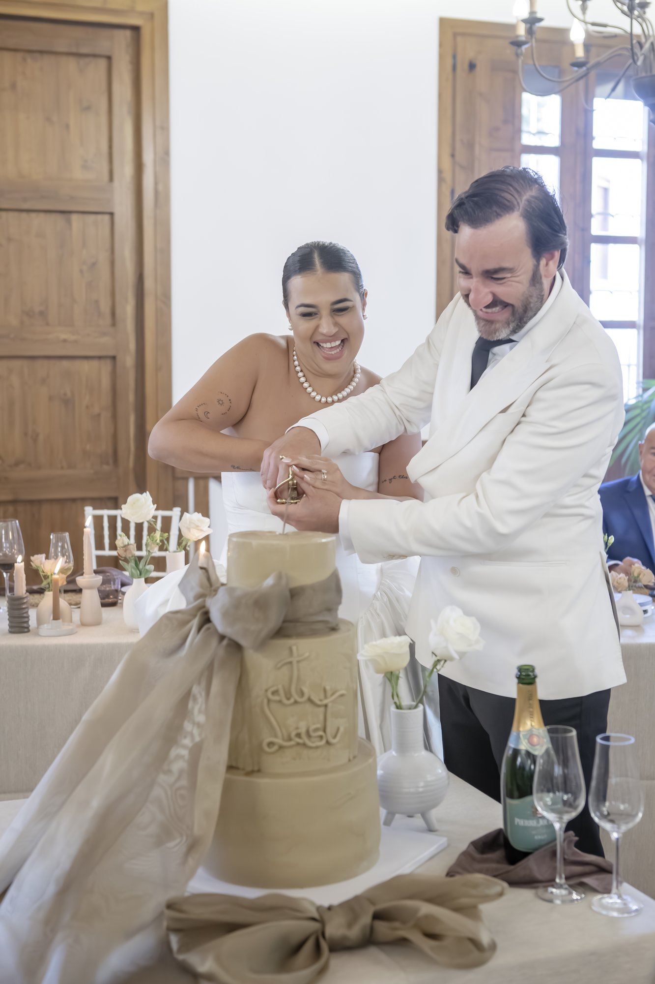 Brautpaar schneidet die Hochzeitstorte an, Hacienda Hochzeit Andalusien