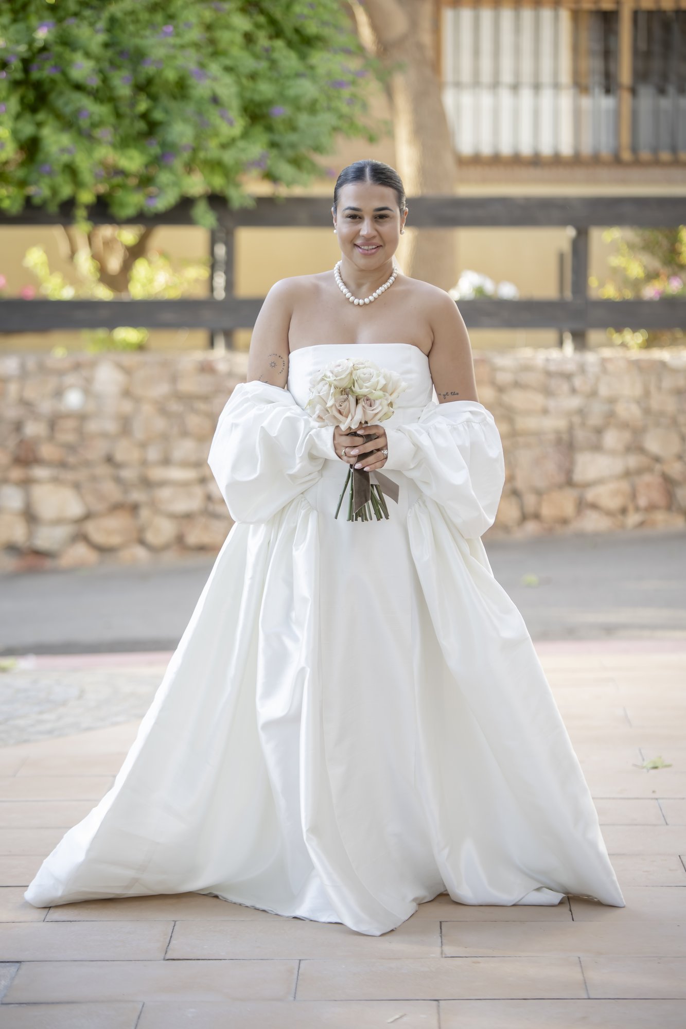 Braut mit Brautstrauß an der Hacienda, Hacienda Hochzeit Andalusien