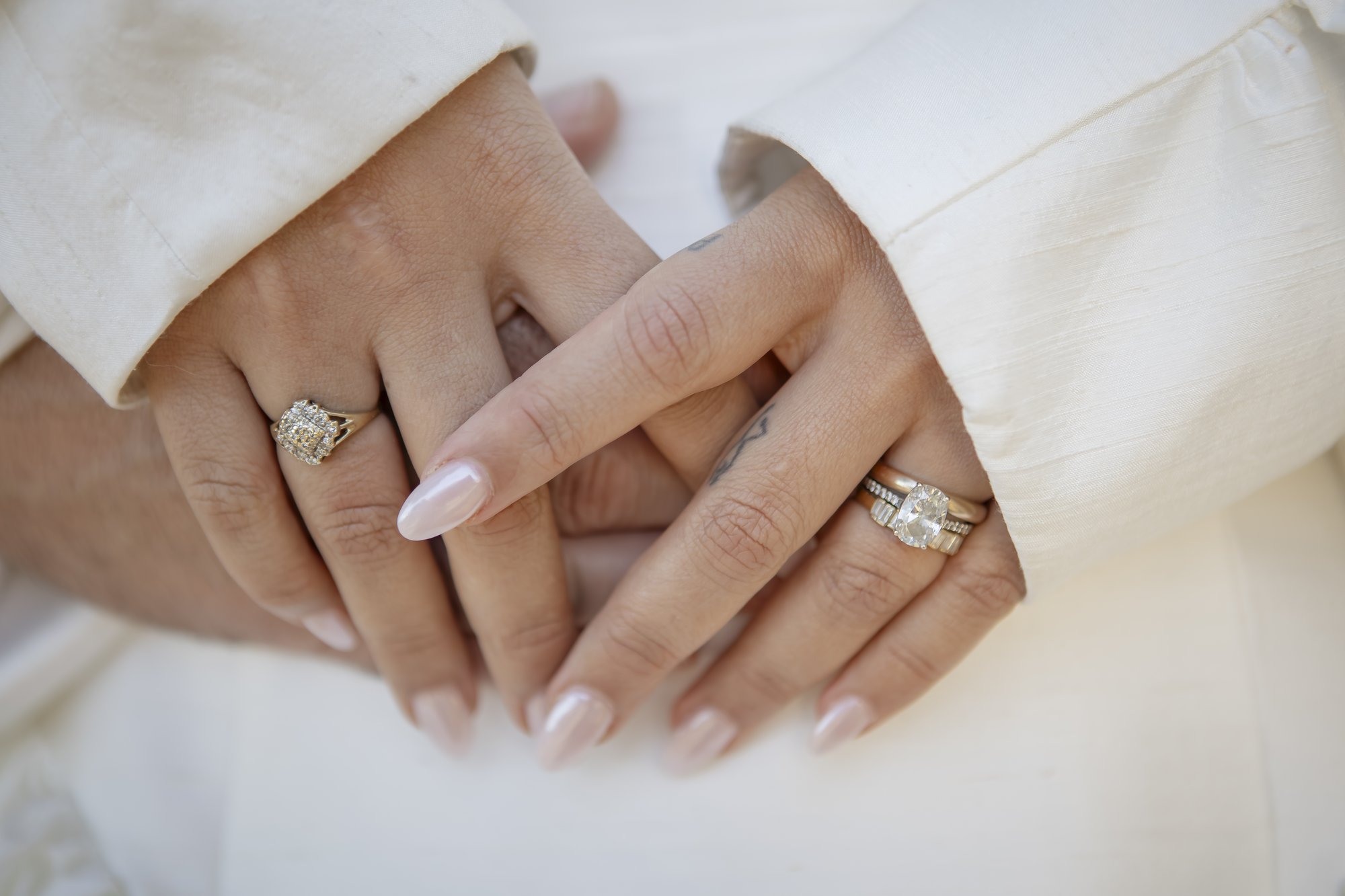 Hände des Brautpaars mit Ringen, Hacienda Hochzeit Andalusien