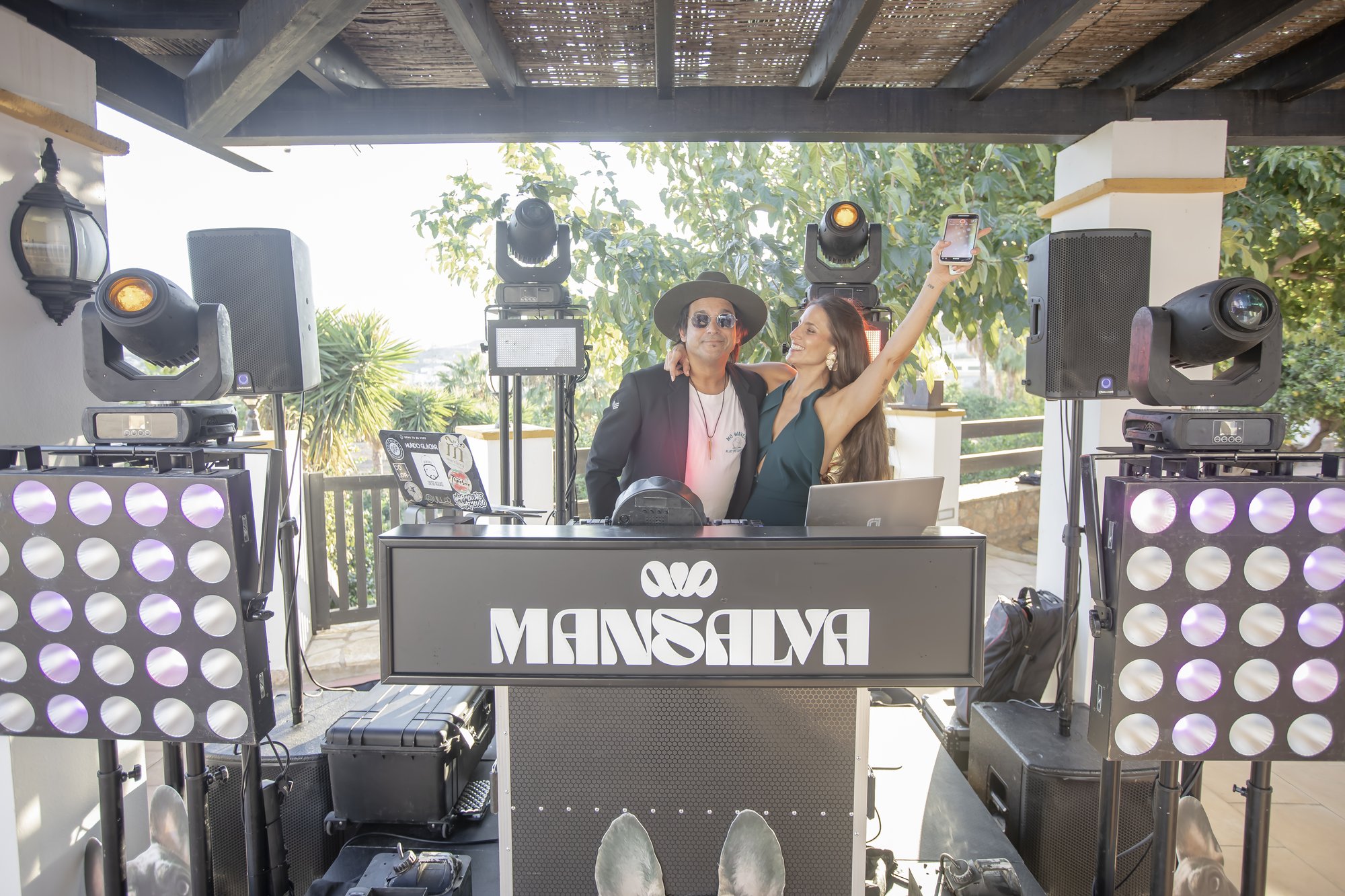 DJ-Pult mit Lichtern auf der Terrasse, Hacienda Hochzeit Andalusien