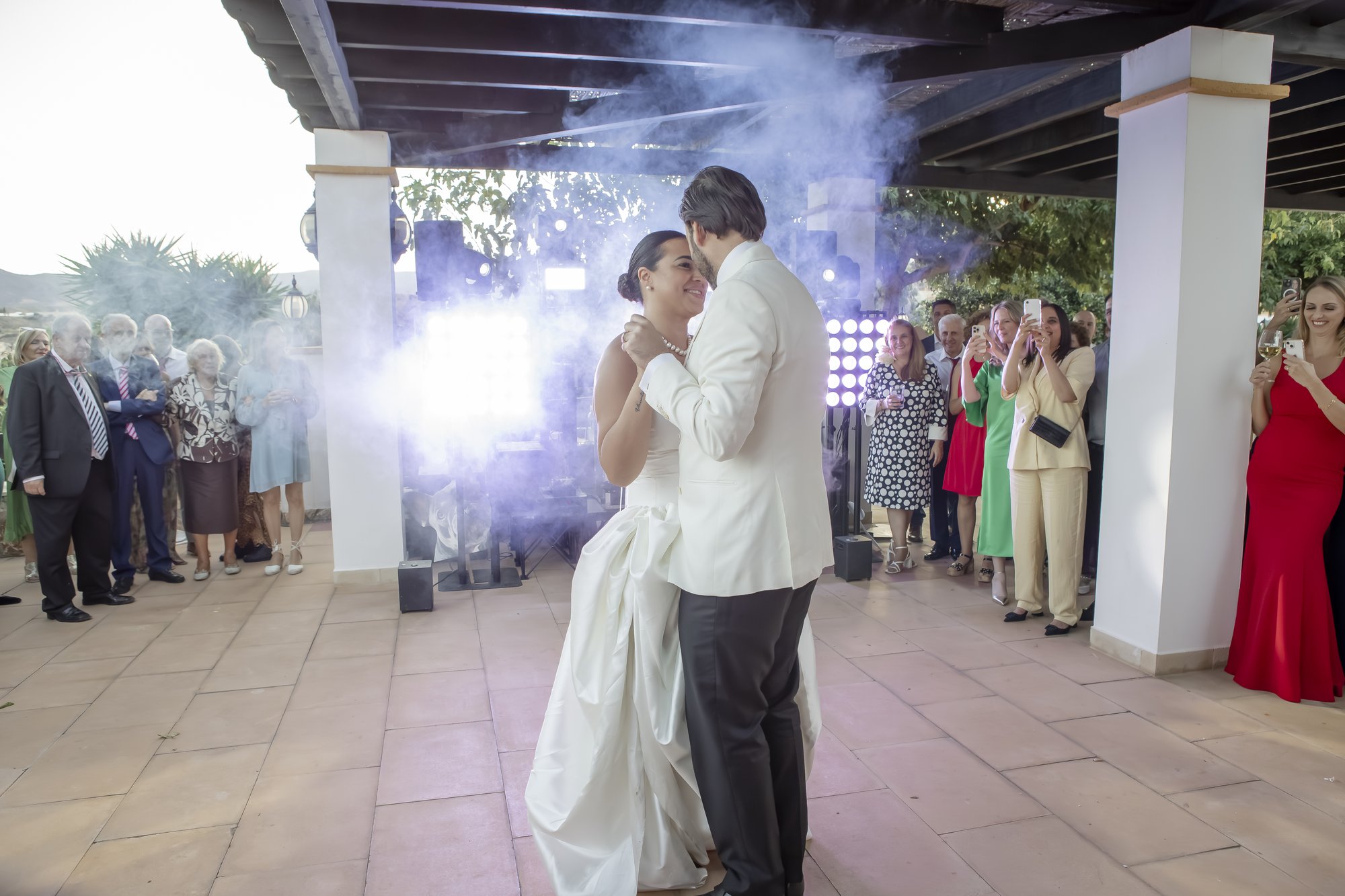 Erster Tanz im Nebel auf der Terrasse, Hacienda Hochzeit Andalusien