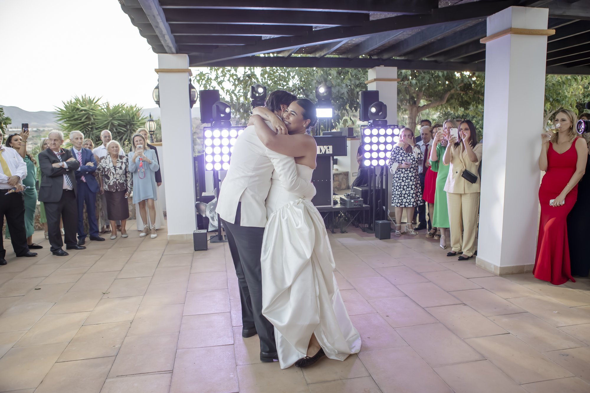 Umarmung beim ersten Tanz, Hacienda Hochzeit Andalusien