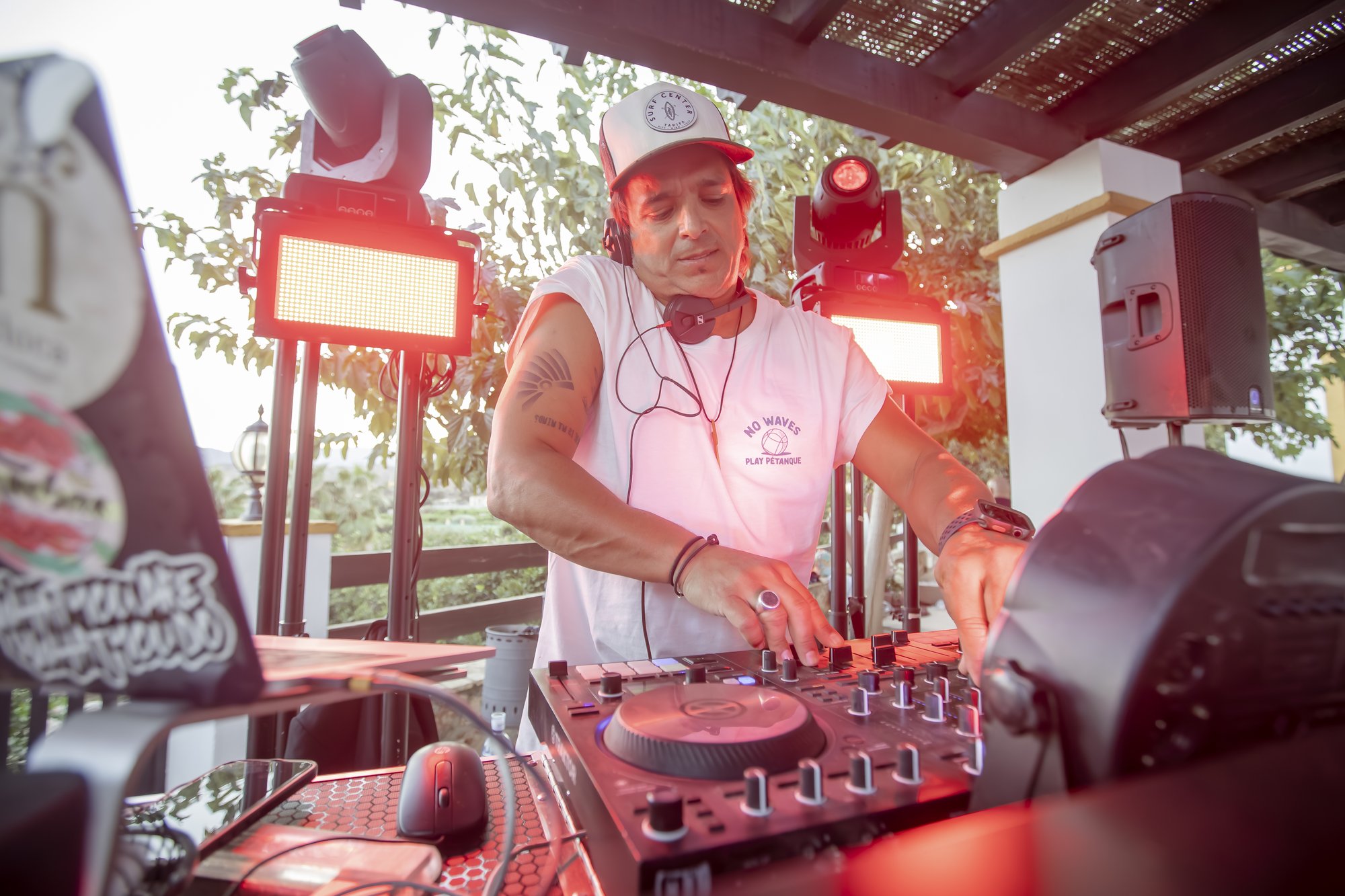 DJ legt im roten Licht auf, Hacienda Hochzeit Andalusien