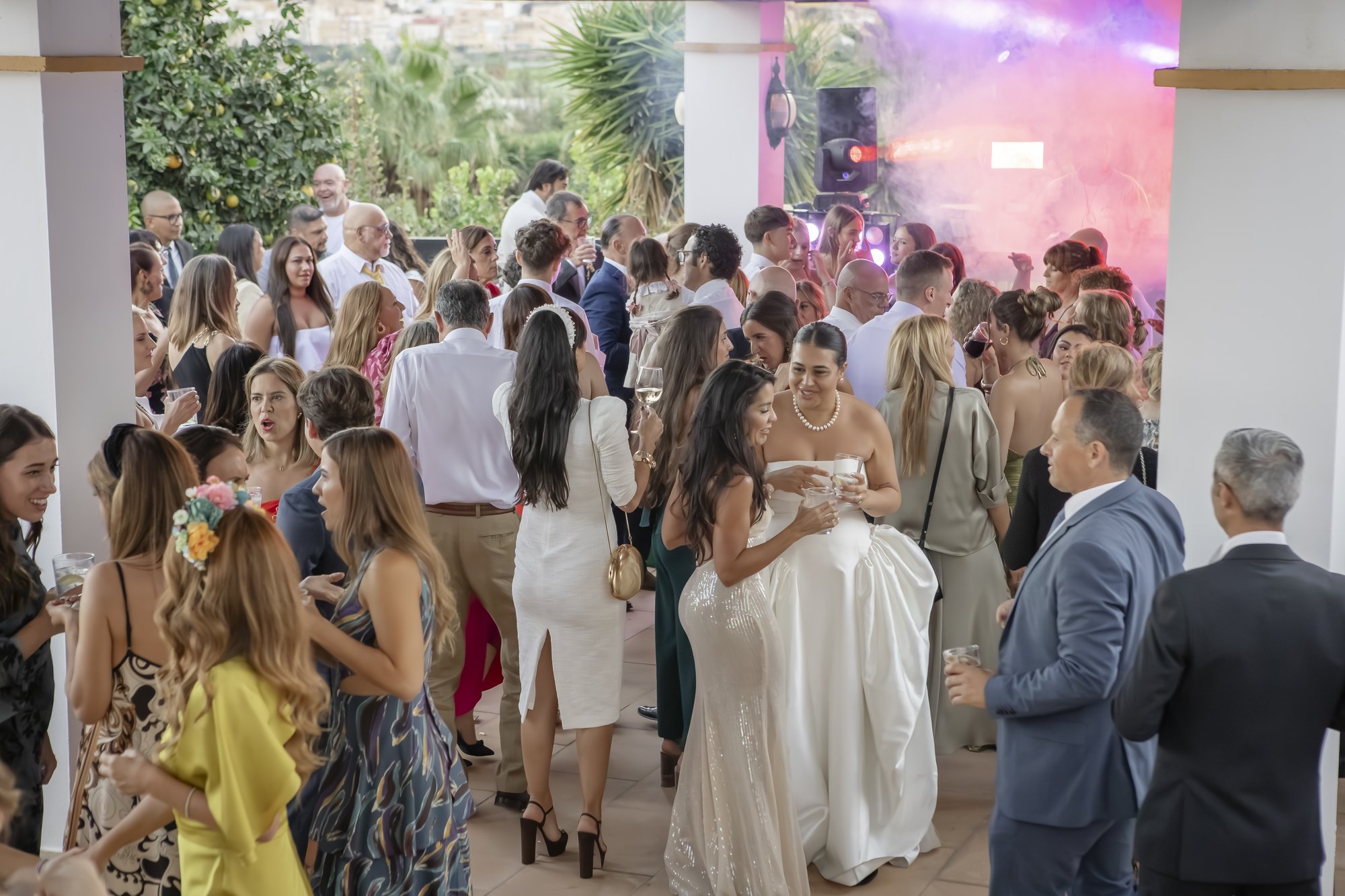 Braut feiert mit den Gästen auf der Terrasse, Hacienda Hochzeit Andalusien