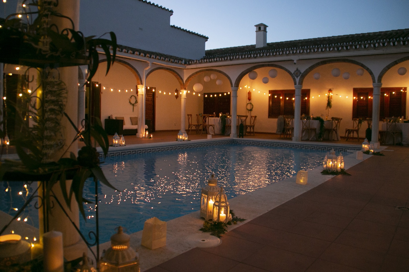 Innenhof einer Villa mit Pool und Arkaden am Abend, Hochzeit in Nerja, Andalusien