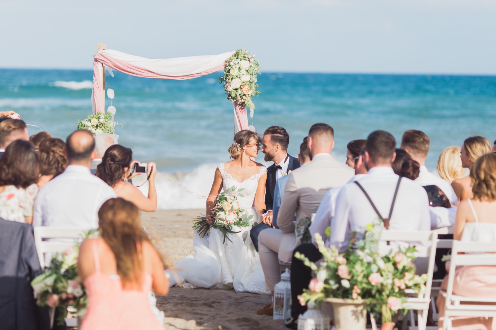 Freie Trauung am Strand mit Blumenbogen und Meerblick, Strandhochzeit in Mojácar, Almería